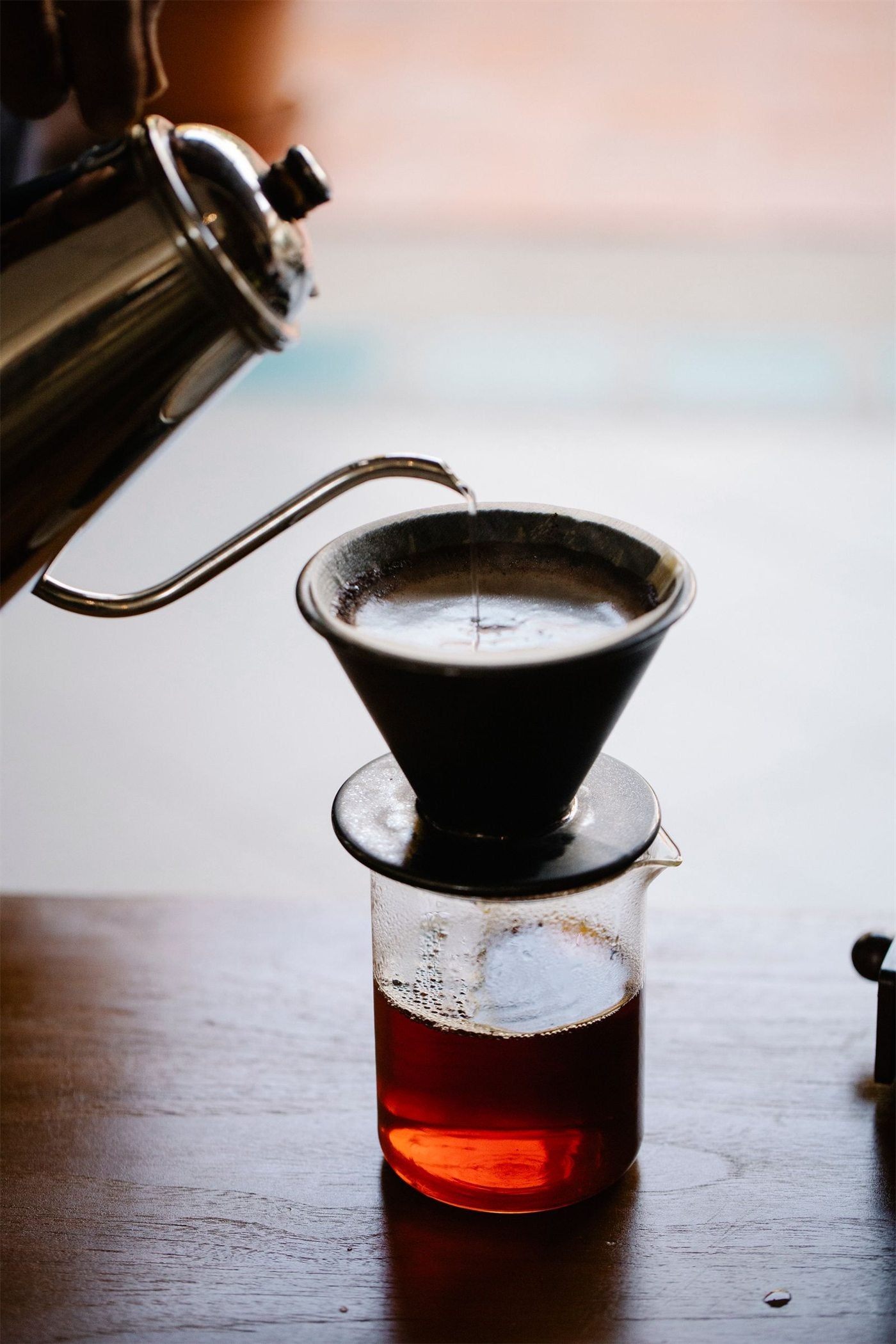 Kaffe som bryggs för hand ner i en glaskanna