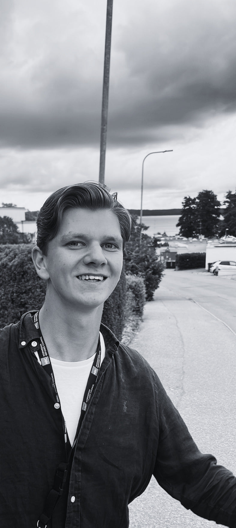 En kvinna med en korg nyplockade kaffebär